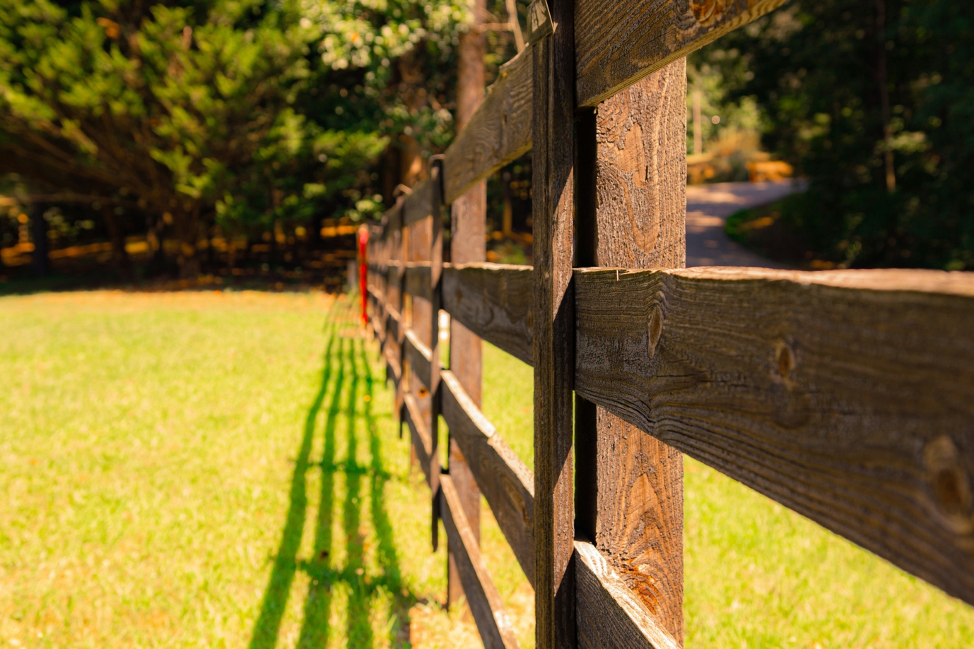 White vinyl fence surrounding a backyard in Sicklerville, New Jersey