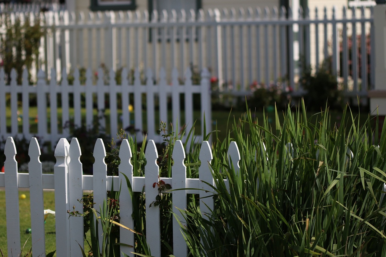 A white vinyl fence